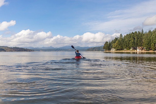 Distancia segura en kayak: ¿Cuánto puedo alejarme de la costa?