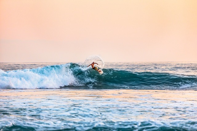 Descubre las Mejores Playas de Cádiz sin Viento para Practicar Deportes Acuáticos